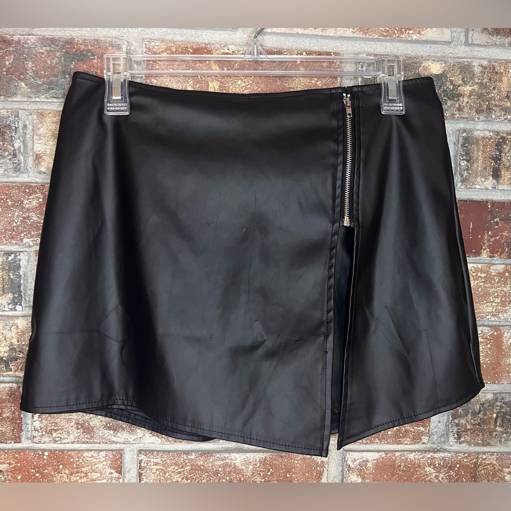 sz M Women’s Black Faux Leather Mini Skort by SweatyRocks